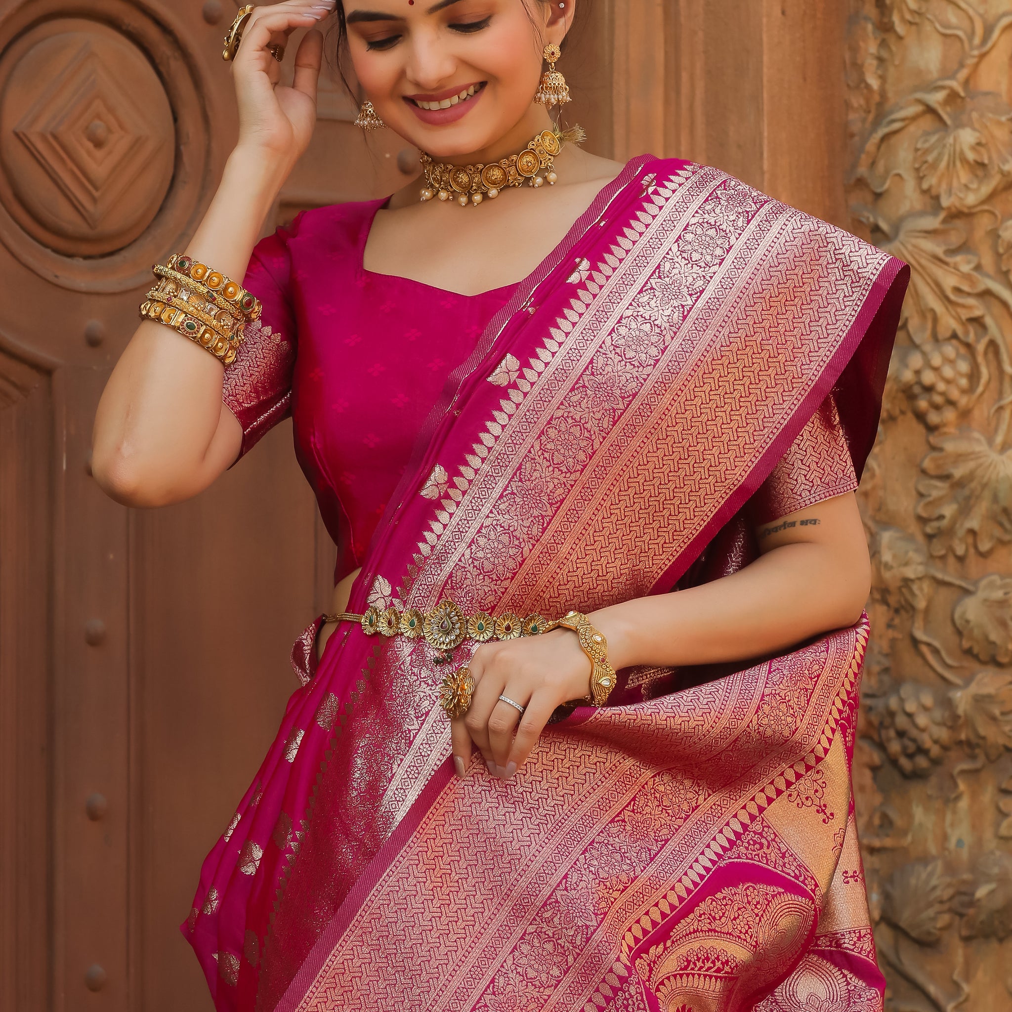 Graceful Rani Katan Litchi Silk Banarasi Saree Featuring Intricate Zari Butta Weaving